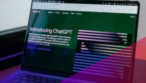 un ordinateur portable sur un écran de chapgpt