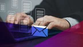 un homme sur son ordinateur envoyant des emails