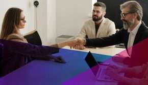 une femme serrant la main d'un homme à travers une table