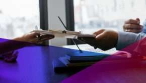 un responsable du recrutement acceptant le CV d'un candidat