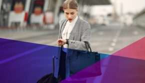 une femme d'affaires regardant sa montre