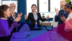 une femme d'affaires dirigeant joyeusement une réunion