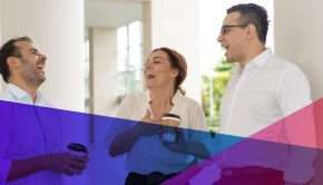 un groupe d'employés ayant une conversation amicale sur le lieu de travail